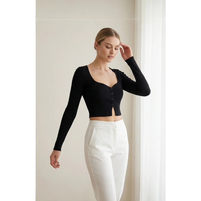 Kadın Siyah Uzun Kollu Düğmeli Göğüs ve Göbek Dekolteli Crop Top Bluz – Şık, Rahat ve Kolay Kombinlenebilir