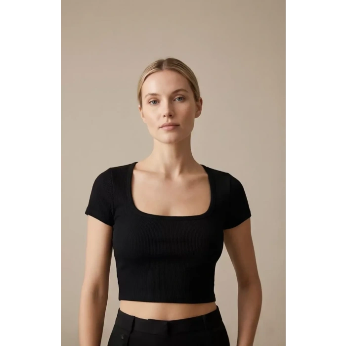 Kadın Siyah Yarım Kol Düz Yaka Crop Top Bluz – Şık, Rahat ve Kolay Kombinlenebilir