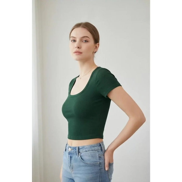 Kadın Yeşil Yarım Kol Düz Yaka Crop Top Bluz – Şık, Rahat ve Kolay Kombinlenebilir