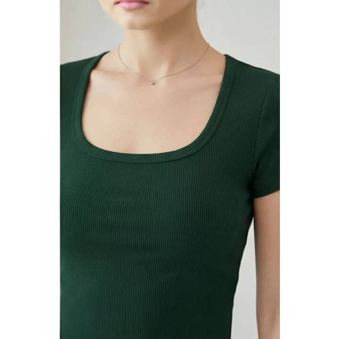 Kadın Yeşil Yarım Kol Düz Yaka Crop Top Bluz – Şık, Rahat ve Kolay Kombinlenebilir