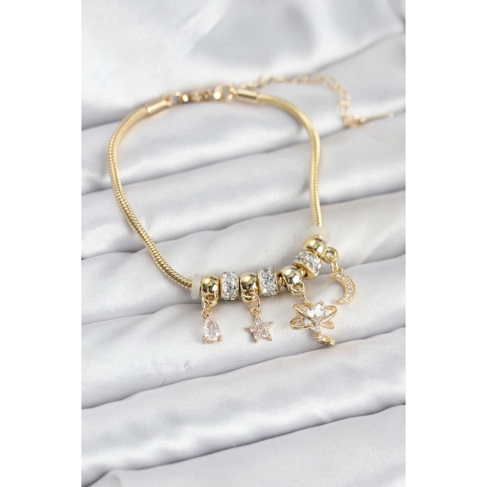 Pirinç Gold Renk Kalpli Model Charmlı Kadın Bileklik 5886