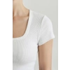 Kadın Beyaz Yarım Kol Düz Yaka Crop Top Bluz – Şık, Rahat ve Kolay Kombinlenebilir