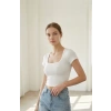 Kadın Beyaz Yarım Kol Düz Yaka Crop Top Bluz – Şık, Rahat ve Kolay Kombinlenebilir