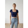 Kadın Lacivert Yarım Kol Düz Yaka Crop Top Bluz – Şık, Rahat ve Kolay Kombinlenebilir