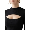 Kadın Siyah Göğüs Dekolteli Uzun Kollu Cut Out Crop Top Bluz – Şık, Rahat ve Kolay Kombinlenebilir