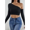 Kadın Siyah Tek Omuz Detaylı Uzun Kol Crop Top Bluz – Şık, Rahat ve Kolay Kombinlenebilir