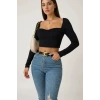 Kadın Siyah Uzun Kol Göğüs Dekolteli Şık Crop Top Bluz – Şık, Rahat ve Kolay Kombinlenebilir