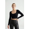 Kadın Siyah Uzun Kol Kare Yaka Crop Top Bluz – Şık, Rahat ve Kolay Kombinlenebilir