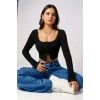 Kadın Siyah Uzun Kollu Agraflı Göğüs ve Göbek Dekolteli Crop Top Bluz – Şık, Rahat ve Kolay Kombinlenebilir