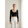 Kadın Siyah Uzun Kollu Düğmeli Göğüs ve Göbek Dekolteli Crop Top Bluz – Şık, Rahat ve Kolay Kombinlenebilir