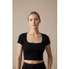 Kadın Siyah Yarım Kol Düz Yaka Crop Top Bluz – Şık, Rahat ve Kolay Kombinlenebilir