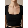 Kadın Siyah Yarım Kol Düz Yaka Crop Top Bluz – Şık, Rahat ve Kolay Kombinlenebilir