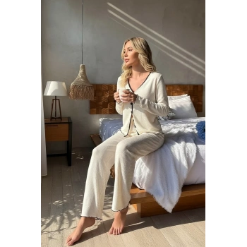 Kadın Beyaz Örme Kumaş V Yaka Düğmeli Rahat Şık Pijama Takımı