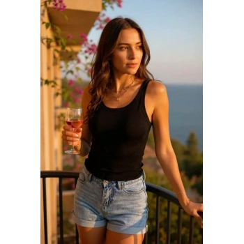 Kadın Siyah Kolsuz Kalın Askılı Uzun Crop Top Bluz & Atlet – Şık, Rahat ve Kolay Kombinlenebilir