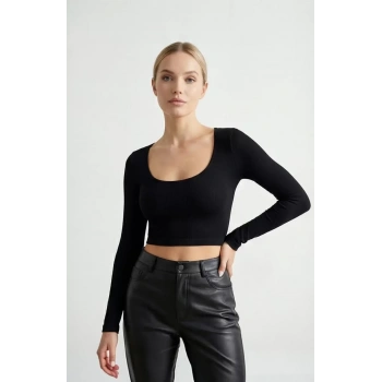 Kadın Siyah Uzun Kol Kare Yaka Crop Top Bluz – Şık, Rahat ve Kolay Kombinlenebilir