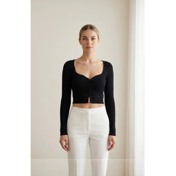 Kadın Siyah Uzun Kollu Düğmeli Göğüs ve Göbek Dekolteli Crop Top Bluz – Şık, Rahat ve Kolay Kombinlenebilir