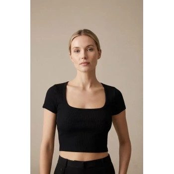 Kadın Siyah Yarım Kol Düz Yaka Crop Top Bluz – Şık, Rahat ve Kolay Kombinlenebilir
