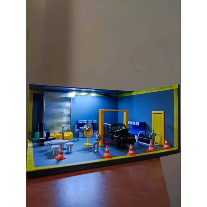 Işıklı Mini Garaj Dioraması – Detaylı Atölye Sahnesi Dekor Objesi