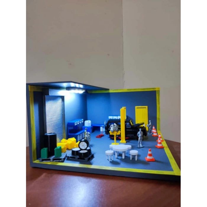 Işıklı Mini Garaj Dioraması – Detaylı Atölye Sahnesi Dekor Objesi