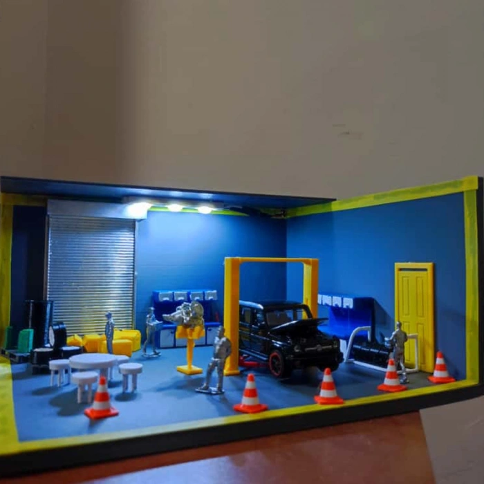 Işıklı Mini Garaj Dioraması – Detaylı Atölye Sahnesi Dekor Objesi