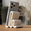 Minimal Dalga Formlu Telefon Standı – Modern Masaüstü Telefon Tutucu