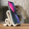 Minimal Dalga Formlu Telefon Standı – Modern Masaüstü Telefon Tutucu
