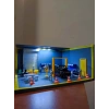 Işıklı Mini Garaj Dioraması – Detaylı Atölye Sahnesi Dekor Objesi
