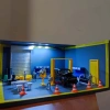 Işıklı Mini Garaj Dioraması – Detaylı Atölye Sahnesi Dekor Objesi