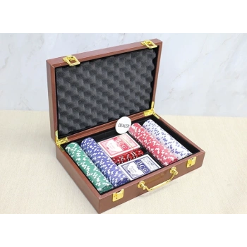 Deri Çantalı 200 Chip Ve 2 Adet İskambil Kağitına Sahip Poker Oyunu Alk4229