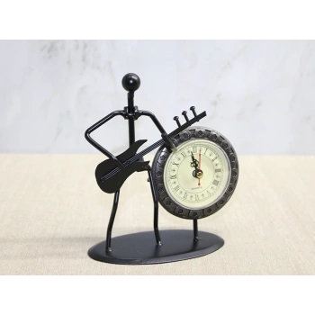 Metal Saatli Gitar Çalan Müzisyen Alk4334