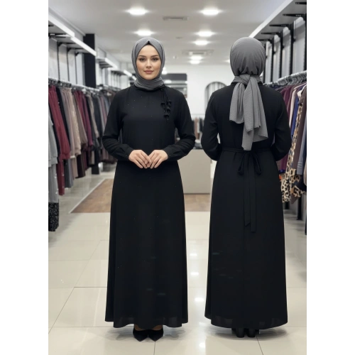 BELDEN KEMERLİ BOYNU AKSESUARLI ELBİSE - Siyah