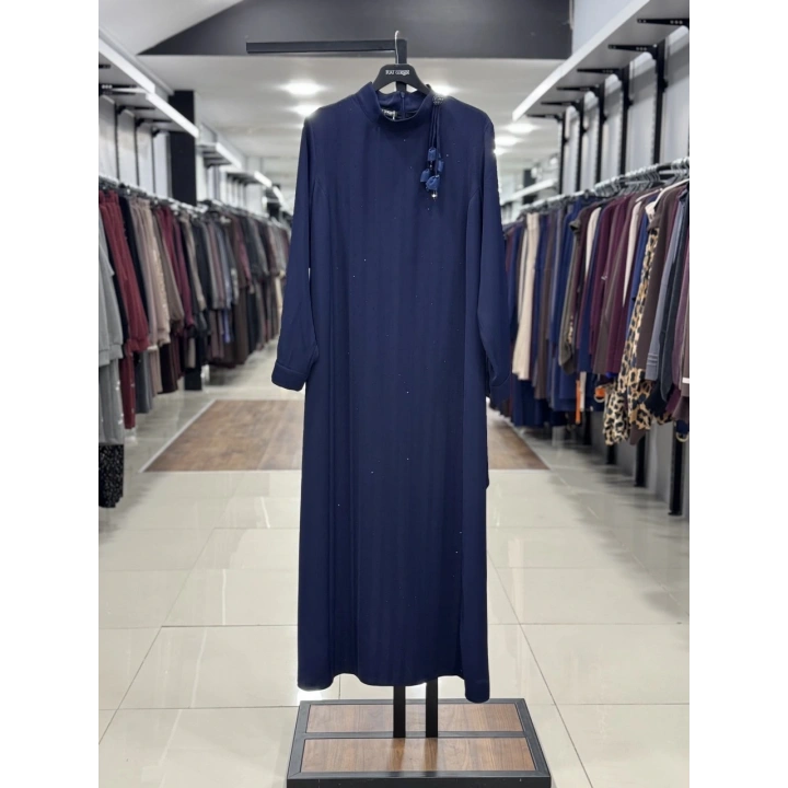 BELDEN KEMERLİ BOYNU AKSESUARLI ELBİSE - Lacivert