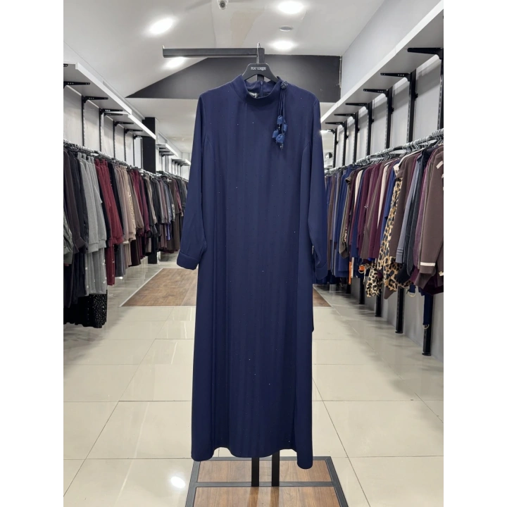 BELDEN KEMERLİ BOYNU AKSESUARLI ELBİSE - Lacivert