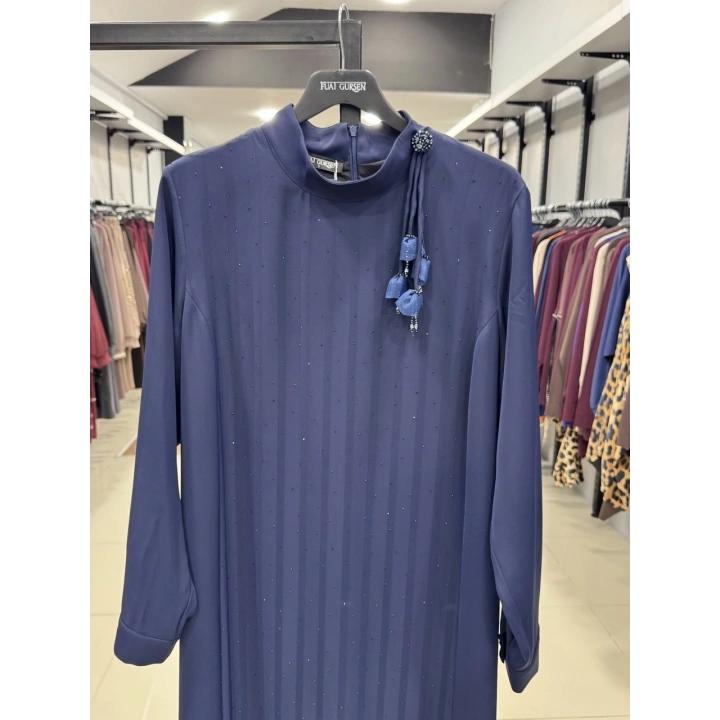 BELDEN KEMERLİ BOYNU AKSESUARLI ELBİSE - Lacivert