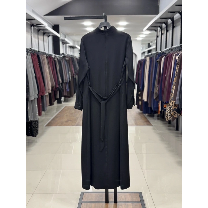 BELDEN KEMERLİ BOYNU AKSESUARLI ELBİSE - Siyah