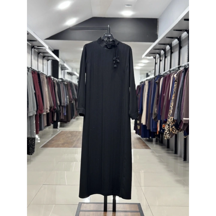 BELDEN KEMERLİ BOYNU AKSESUARLI ELBİSE - Siyah