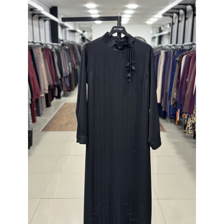 BELDEN KEMERLİ BOYNU AKSESUARLI ELBİSE - Siyah