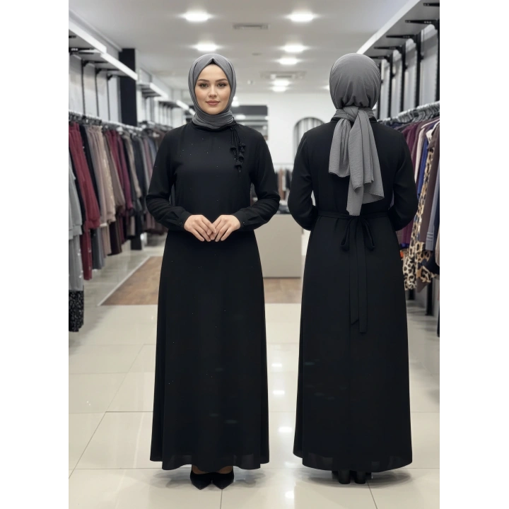 BELDEN KEMERLİ BOYNU AKSESUARLI ELBİSE - Siyah