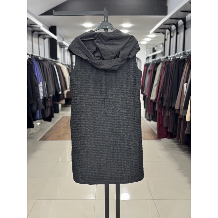 KAPŞONLU KABARTMA KUMAŞLI YELEK - Siyah