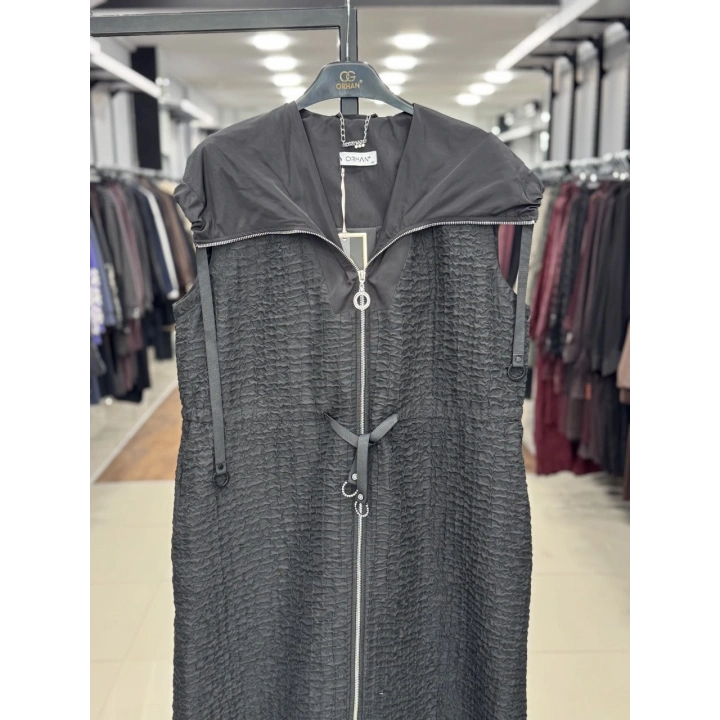 KAPŞONLU KABARTMA KUMAŞLI YELEK - Siyah