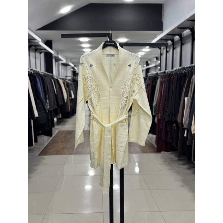 ÖN ARKASI BONCUK İŞLEMELİ KEMERLİ TRİKO HIRKA - Ekru