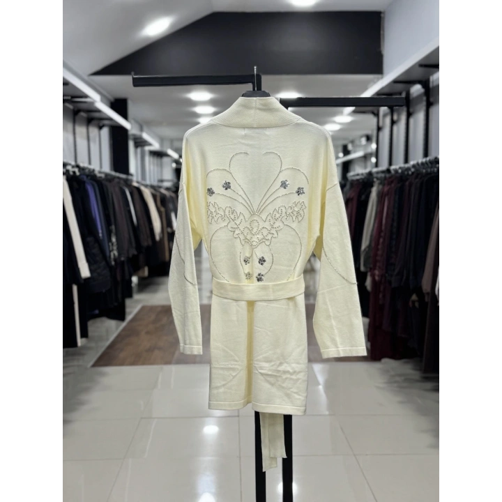 ÖN ARKASI BONCUK İŞLEMELİ KEMERLİ TRİKO HIRKA - Ekru