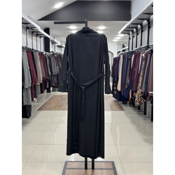 ÖNÜ GİZLİ DÜĞMELİ BOCUK İŞLEMELİ BELDEN KEMERLİ ELBİSE - Siyah