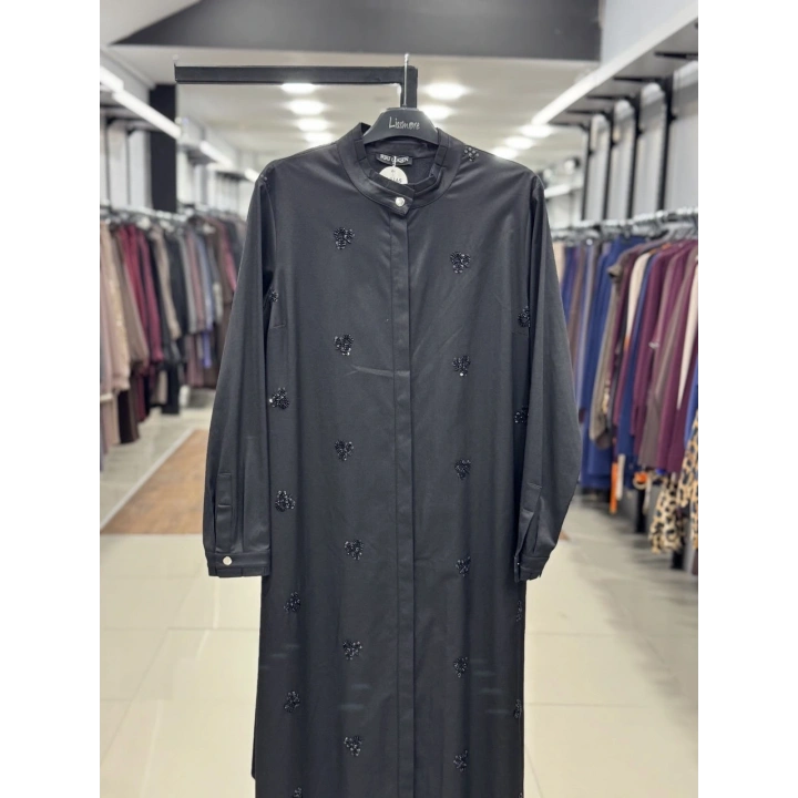 ÖNÜ GİZLİ DÜĞMELİ BOCUK İŞLEMELİ BELDEN KEMERLİ ELBİSE - Siyah