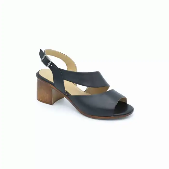 632 İZZ Hakiki Deri Bayan Sandalet Siyah