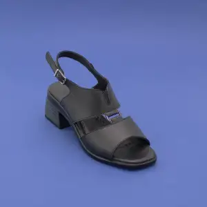 İZZ 12122 Hakiki Deri Bayan Sandalet 6 cm Siyah