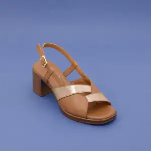 İZZ 13106 Hakiki Deri Bayan Sandalet 6 cm Taba