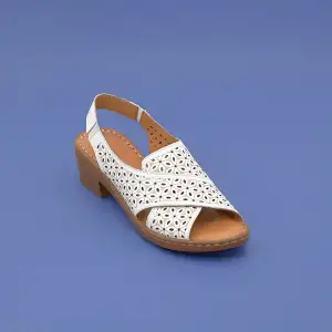 İZZ 9502 Hakiki Deri Bayan Sandalet 4cm Beyaz