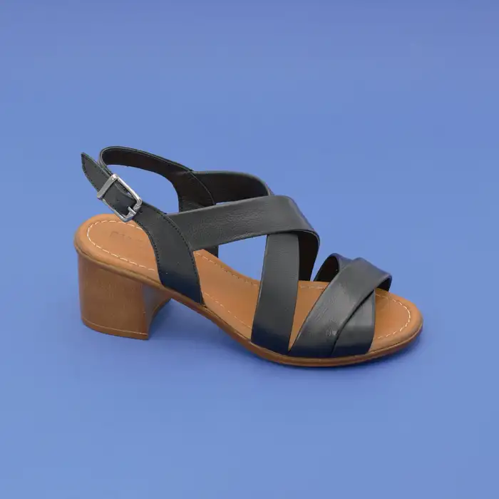 635 İZZ Hakiki Deri Bayan Sandalet Siyah