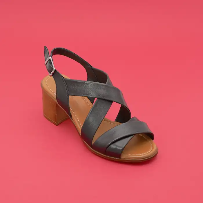 635 İZZ Hakiki Deri Bayan Sandalet Siyah